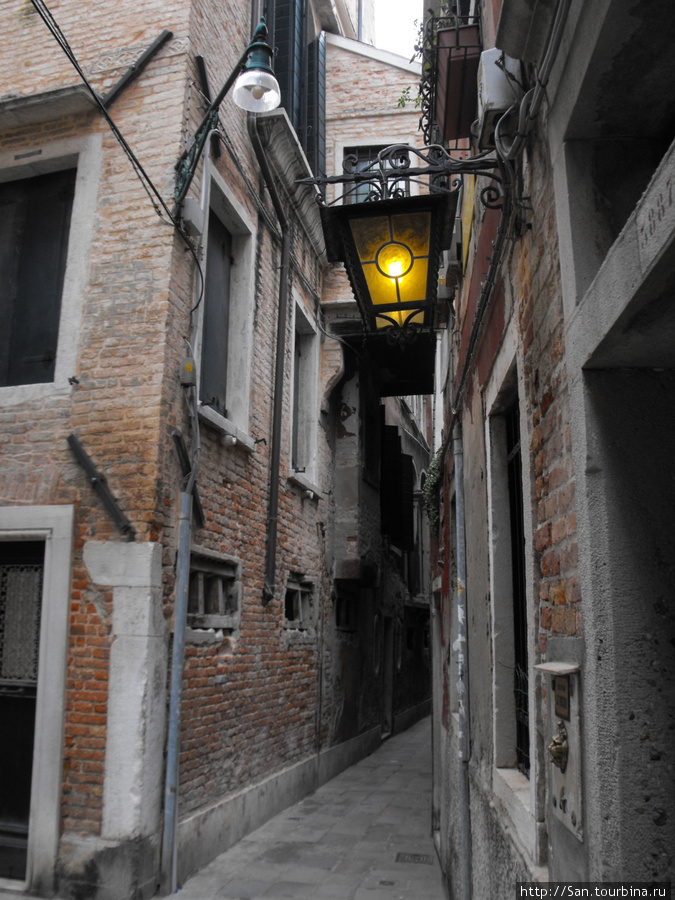 Одинокий фонарь. Венеция, Италия