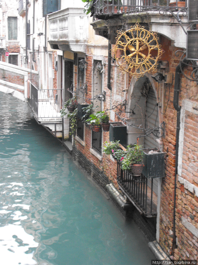 Вход в таверну только для приплывающих Венеция, Италия