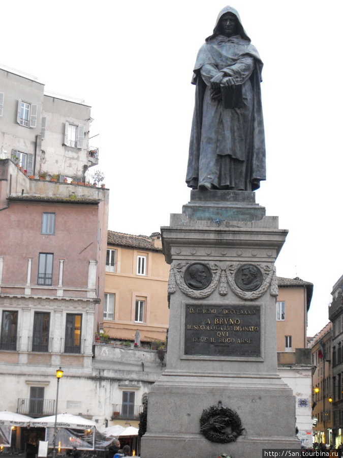 А Джордано Бруно продолжает взирать на людей с высоты своего научного подвига. Рим, Италия