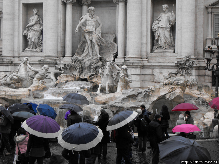 Зонтики у Треви. Рим, Италия