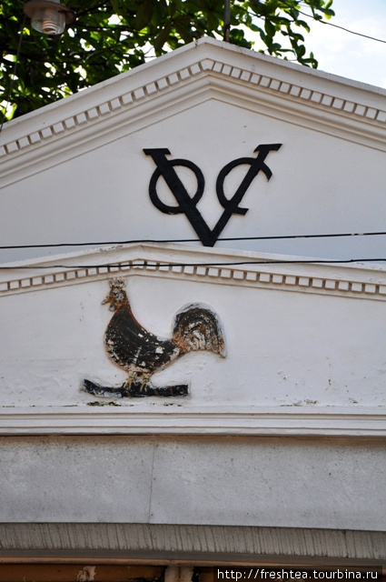 Логотип Ост-Индской Голландской компании (VOC) с силуэтом петушка в Галле  встречаешь часто. Шри-Ланка