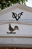 Логотип Ост-Индской Голландской компании (VOC) с силуэтом петушка в Галле  встречаешь часто.