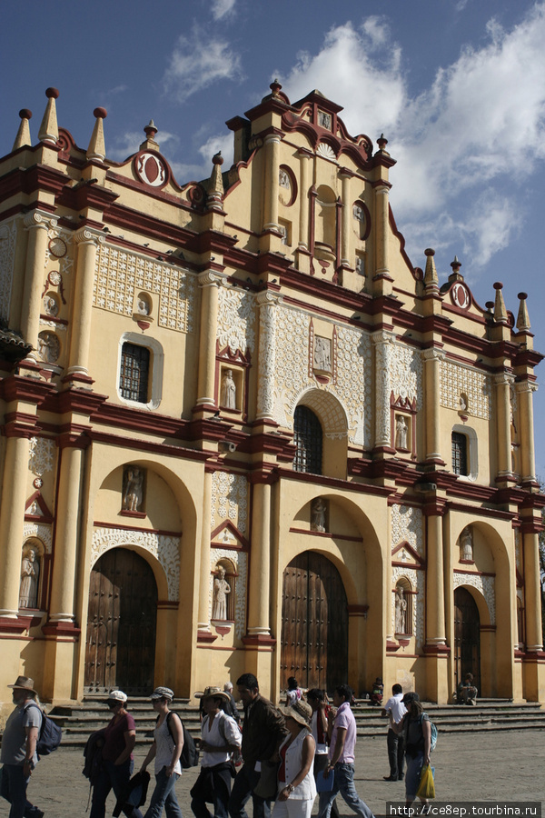 Конечно же, религиозное сооружение. Религия — это очень важно для Центральной Америки. Даже чересчур. Сан-Кристобаль-де-Лас-Касас, Мексика