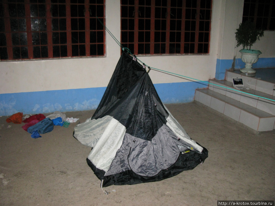 Все филиппинские церкви хороши для ночлега, но от комаров полезно ставить палатку (москитную сетку) Бутуан, Филиппины