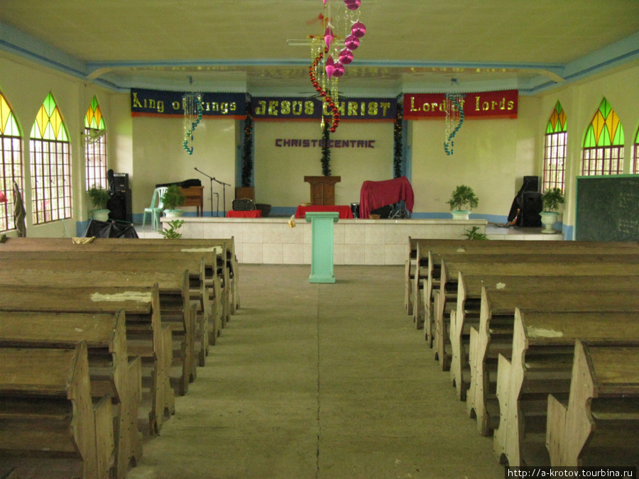 Внутренность церкви, где я ночевал Бутуан, Филиппины