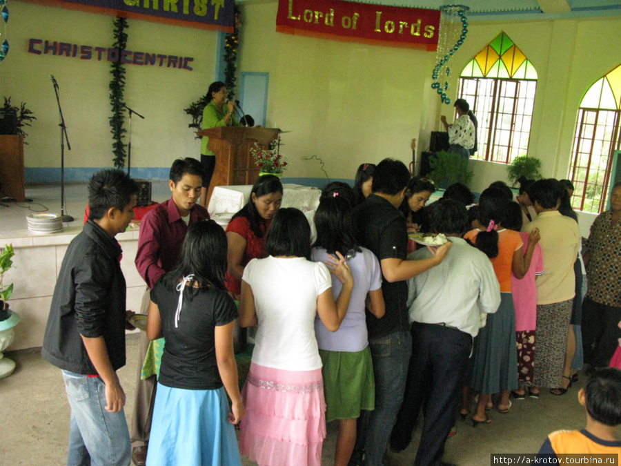 Раздача еды и совместная трапеза после воскресного богослужения Бутуан, Филиппины