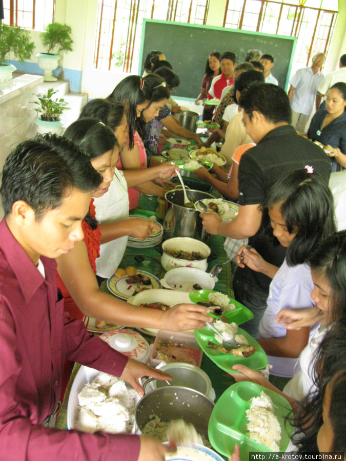 Церковная еда: рис, чечевица, рыба — род местного причащения Бутуан, Филиппины