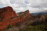 Красные скалы в долине