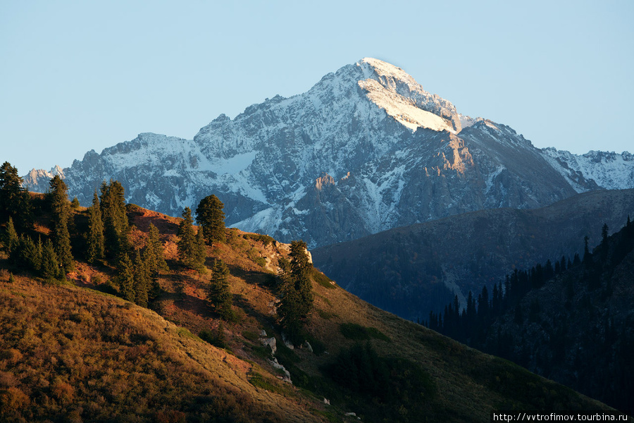 Вершина, венчающая долину, высотой по 5000 м Иссык-Кульская область, Киргизия
