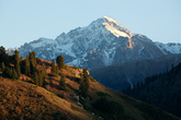 Вершина, венчающая долину, высотой по 5000 м