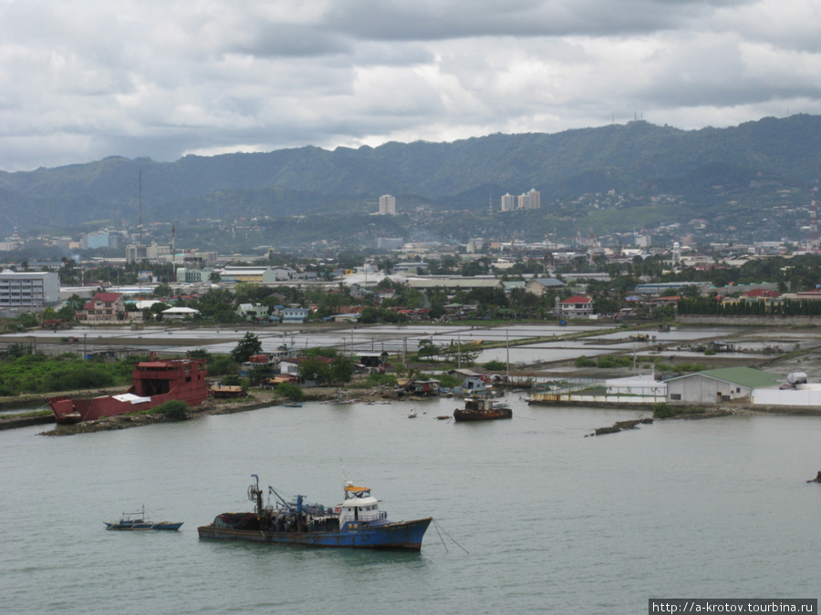 Вид города Себу и того, что плавает рядом Филиппины