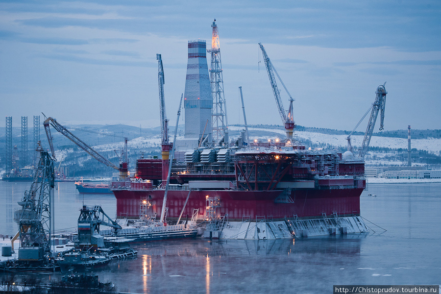 Общая высота платформы — 141 метр, а вес — более 110 тысяч тонн. Мурманск, Россия