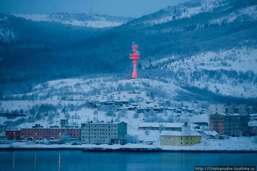 Ярко-розовая башня радиолокационной станции системы сопровождения судов в Кольском заливе. Мурманск, Россия