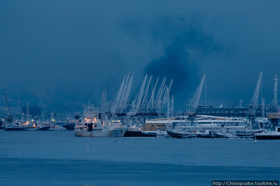 На этой фотографии хорошо видно, что в порту разгружают уголь...