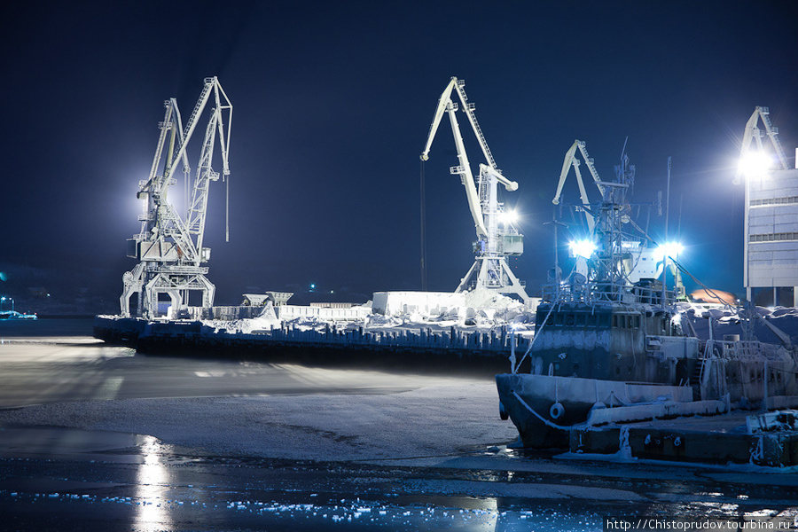 Порт мурманск океан. Мурманск порт зима. Порт Мурманск зимой. Северный порт Мурманск. Морской рыбный порт Мурманск.