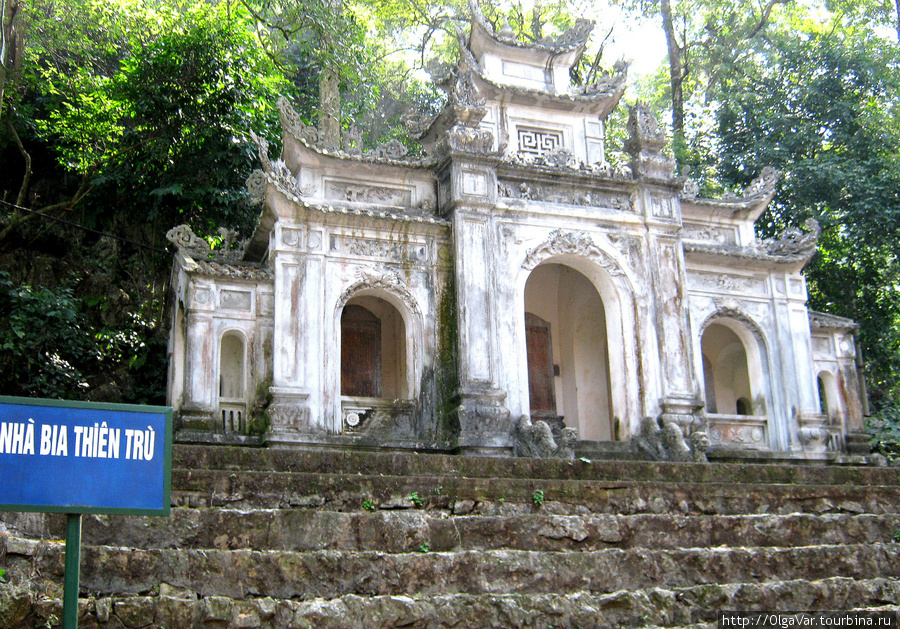 Очередные ворота, ведущие в храм Дельта Красной реки, Вьетнам