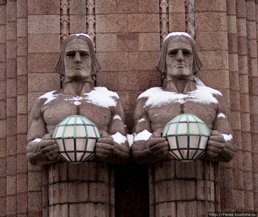 Мужики  на здании ж/д вокзала Хельсинки, Финляндия