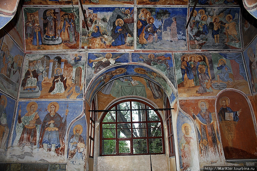 Фрески внутри постройки св.родника Пловдивская область, Болгария
