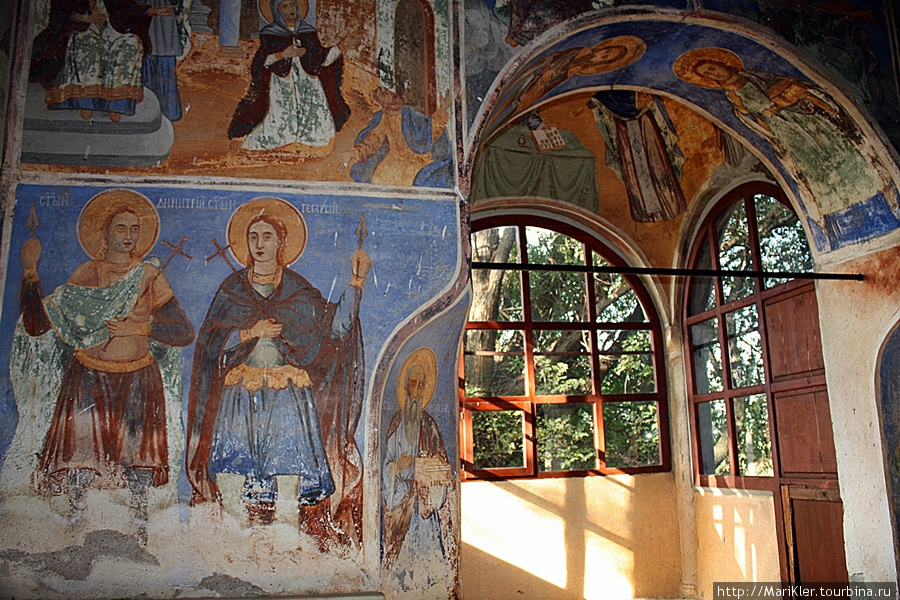 Фрески внутри постройки св.родника Пловдивская область, Болгария
