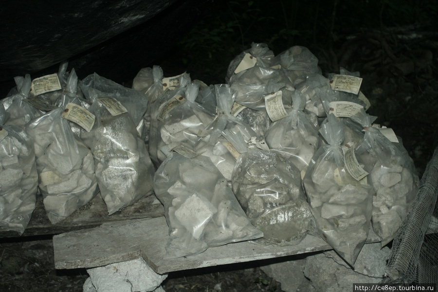 Такие пакеты лежат везде — в них откопанные камни. На каждом пакете бирка — когда найдено и что-то еще. Департамент Петен, Гватемала