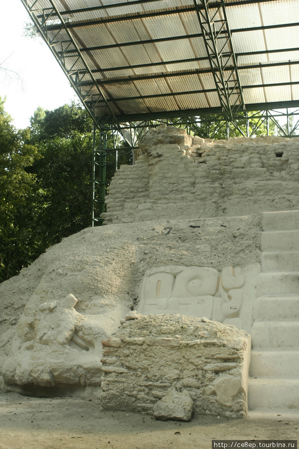 Части Храма Ягуара Департамент Петен, Гватемала