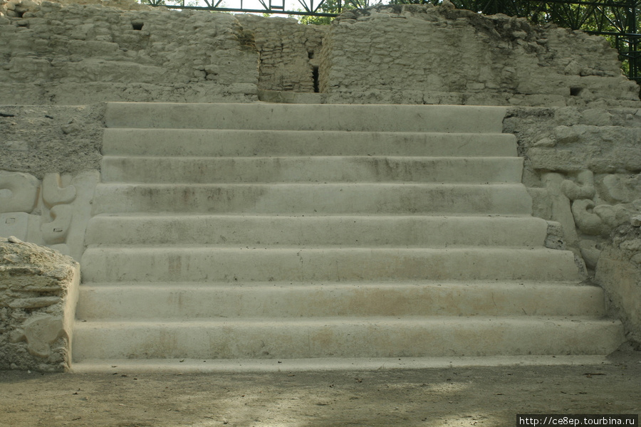Если присмотреться, то видны какие-то потеки наверху лестницы. Если учесть, что храм был жертвенный, то можно предположить, что это кровь собственно жертв. Но могли ли такие потеки ли сохранится под землей на протяжении 1000 лет — не понятно. Департамент Петен, Гватемала