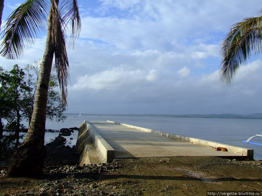 Свежая пристань. Здесь идет какое то строительство,  видимо отель Пуэрто-Принсеса, остров Палаван, Филиппины