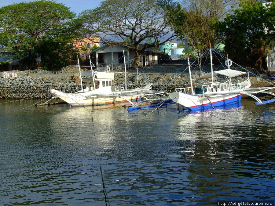 Традиционное плавсредство бангка Пуэрто-Принсеса, остров Палаван, Филиппины