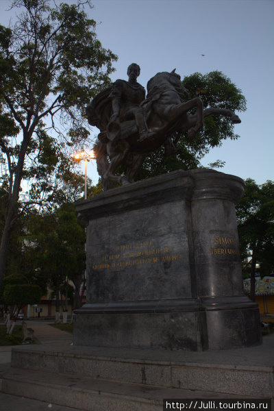 Площадь Симона Боливара. Есть в каждом городе Венесуэлы. Пуэрто-Ла-Крус, Венесуэла