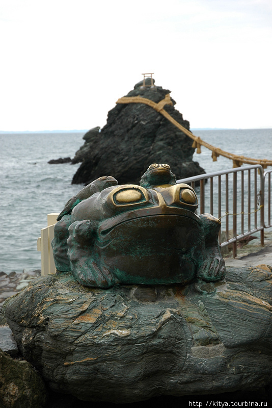 На берегу много статуй лягушек, наверное они имеют какое-то отношение к культу плодородия в соседнем святилище. Исэ, Япония
