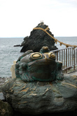 На берегу много статуй лягушек, наверное они имеют какое-то отношение к культу плодородия в соседнем святилище.