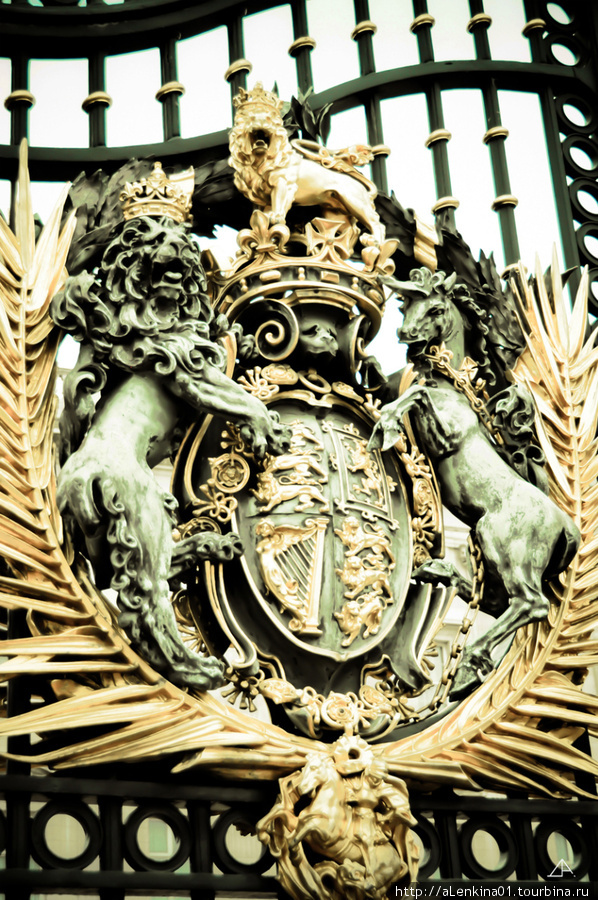 Герб на воротах Buckingham Palace Лондон, Великобритания