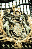 Герб на воротах Buckingham Palace
