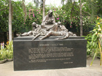 памятник погибшим во Второй Мировой Войне, когда разбомбили всю Манилу в 1945, уничтожили почти весь город
