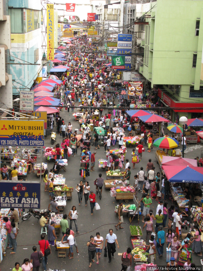 Базарная улица в центре (метро Ценральный терминал) Манила, Филиппины