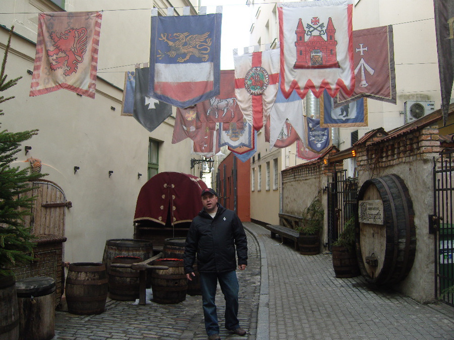 Таверна вся старинная средневековая, с гербами и бочками. Рига, Латвия