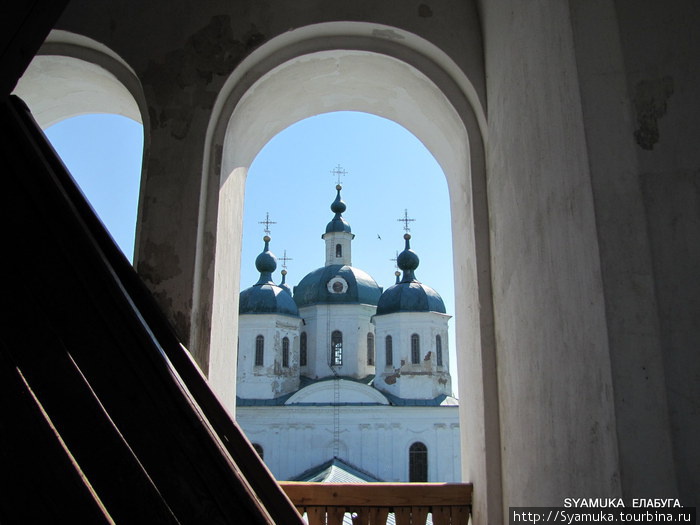 Вид на Спасский собор с третьего яруса колокольни. Елабуга, Россия