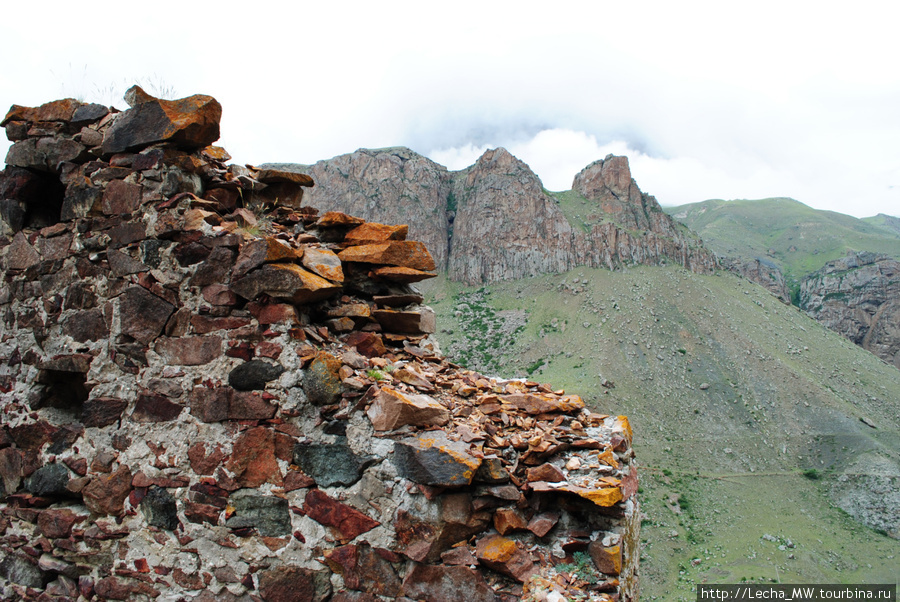 Вид на Хумамскую стену с замка Джабоевых Кабардино-Балкария, Россия