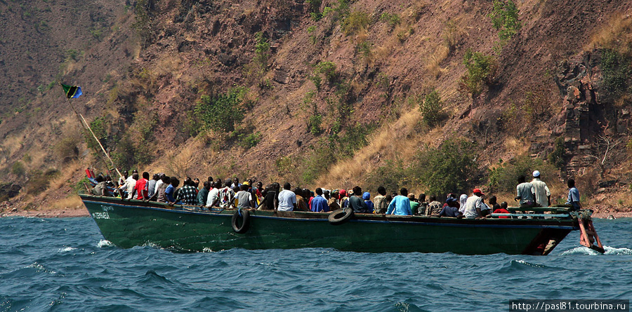 Движение оживленное, но только наша лодка шла до границы — остальные максимум до национального парка — не такого популярного у туристов, как Нгоронгоро или Серенгети. Озеро Танганьика, Танзания