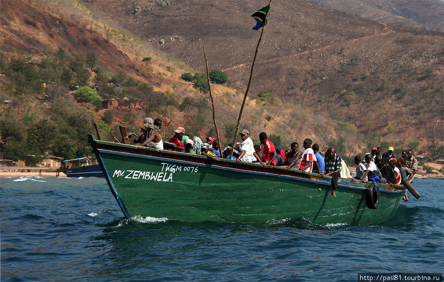 Танзанийские пираты. Будь здесь активный трафик судов — вполне возможно. А так — маршрутка. Озеро Танганьика, Танзания