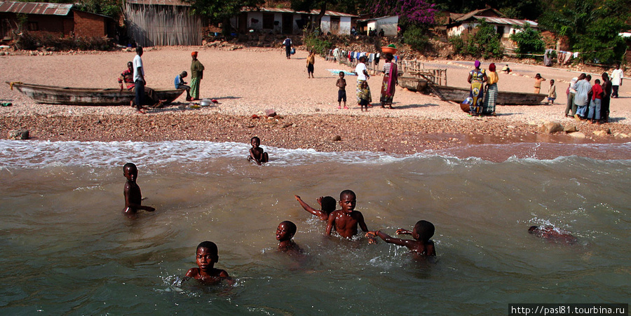 Местные дети купаются, не смотря на потенциальную возможность подцепить шистосому — паразита, который водится в тропической пресной воде. Я, правда, тоже купался... Озеро Танганьика, Танзания