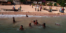 Местные дети купаются, не смотря на потенциальную возможность подцепить шистосому — паразита, который водится в тропической пресной воде. Я, правда, тоже купался...