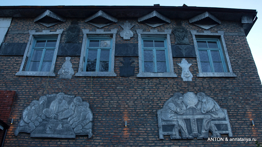 На домах есть вывески еще советского времени Шеки, Азербайджан