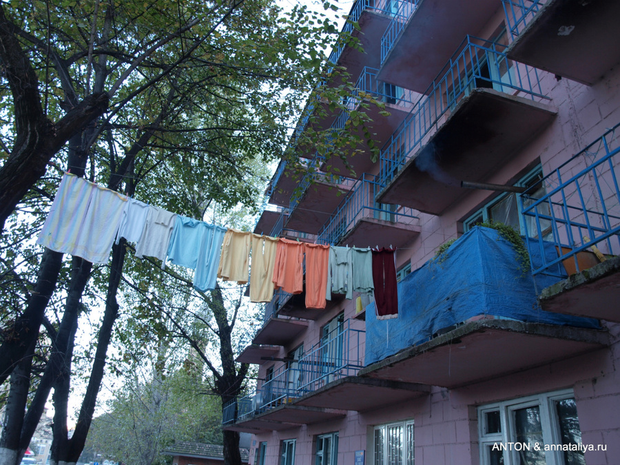Так здесь принято сушить белье Шеки, Азербайджан