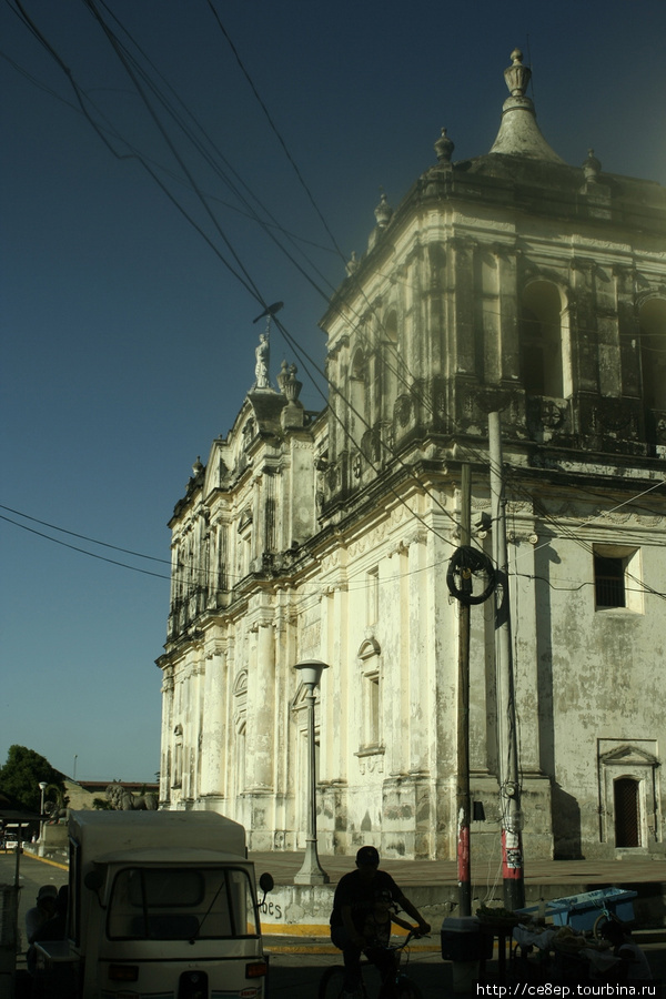 А церковь то не покрасили еще Леон, Никарагуа