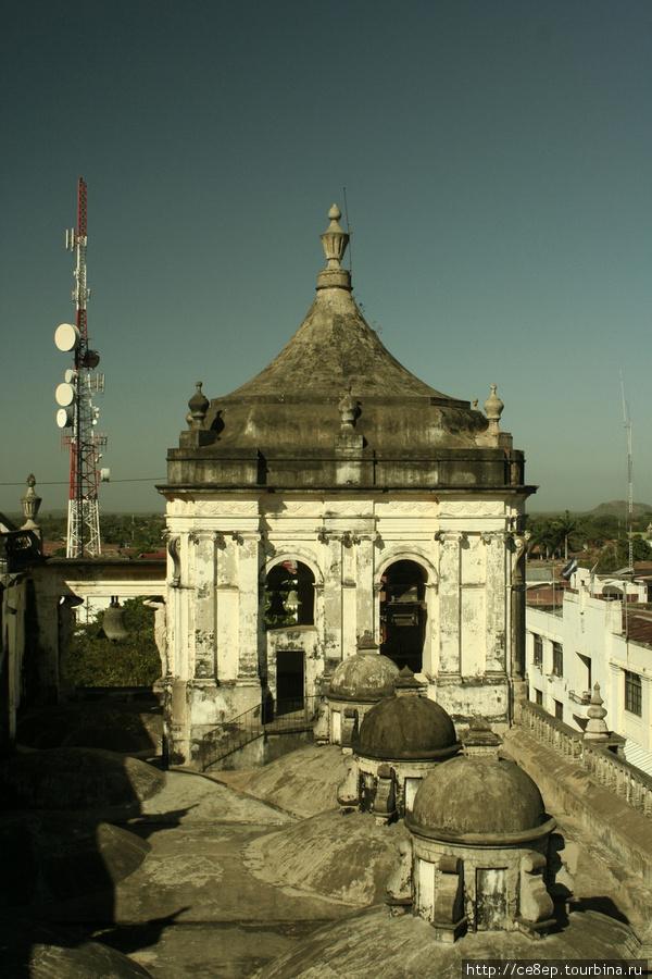 Кафедральный собор, и вышка с антеннами — она видна практически отовсюду Леон, Никарагуа