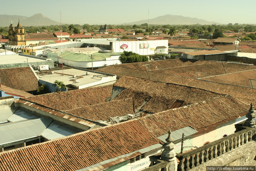Черепичные крыши на всех домах Леон, Никарагуа
