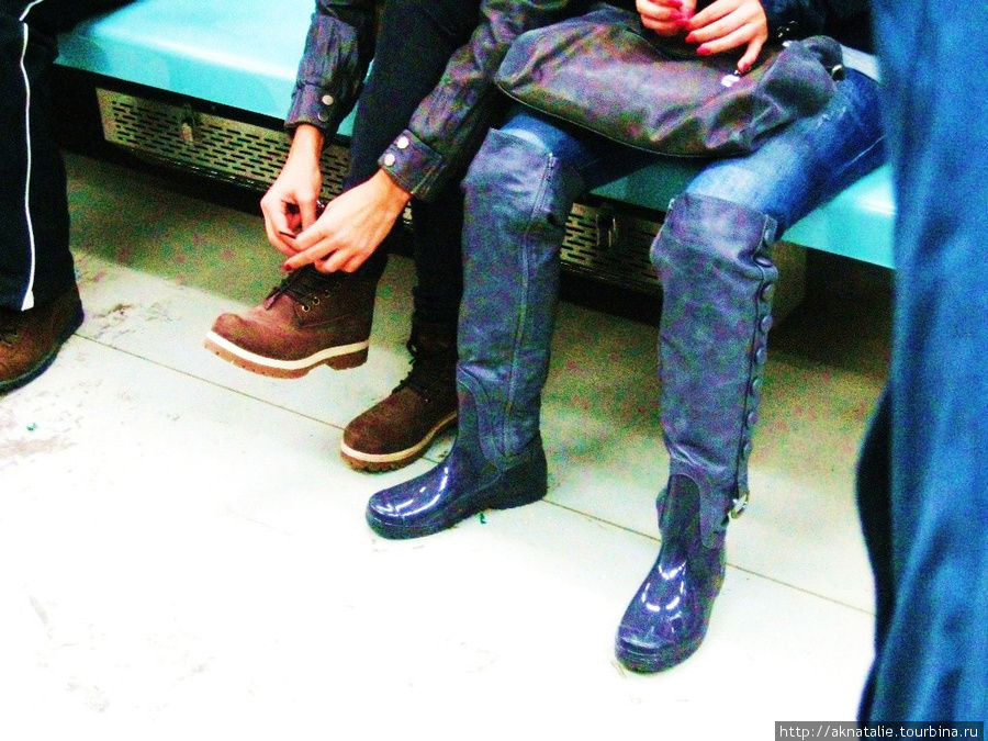 Очень популярные в среде стамбульской молодежи ботинки а’ля тимберленд. В продаже есть всех цветов радуги, носят их и парни и девушки, стоят около 10 турецких лир (5 евро) Стамбул, Турция