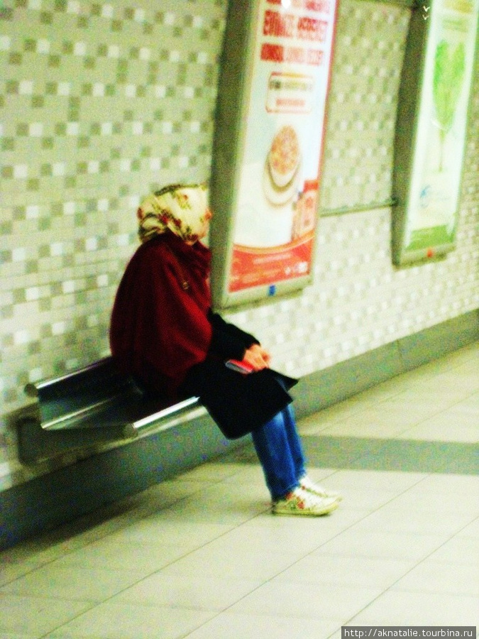 Больше всего радовали именно мусульманки, в хиджабах, идеально подобранных по цвету под кеды конверс)) Стамбул, Турция