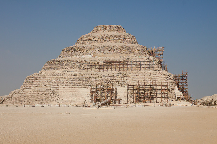 Перед пирамидой располагается огромное поле Саккара, Египет